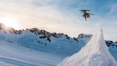 Jump skiing