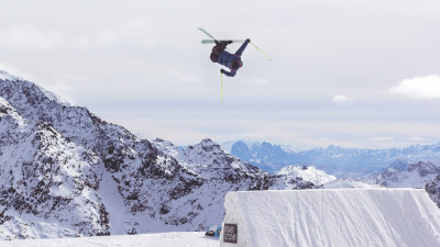 Acrobatic skiing