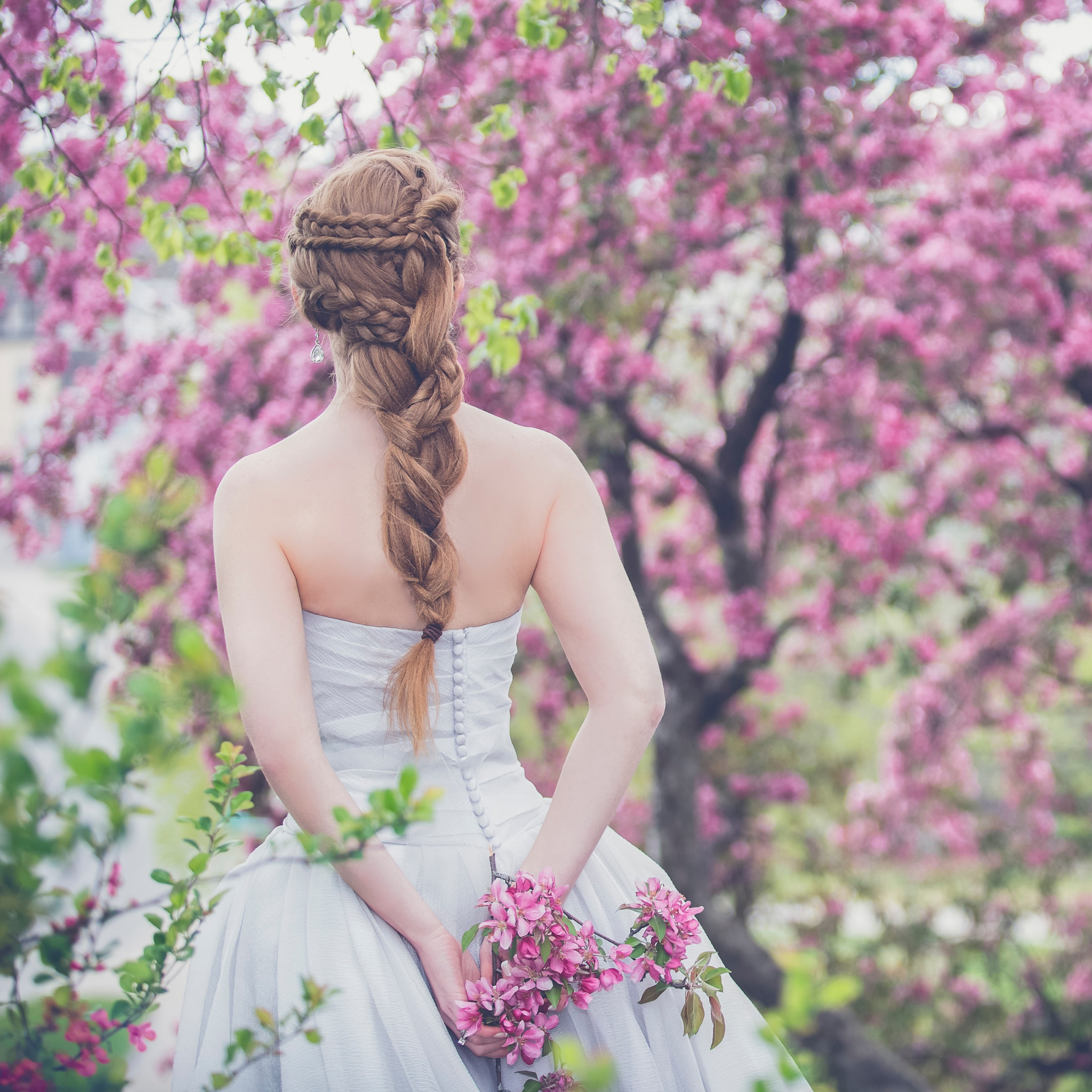 Wedding day. The beautiful bride wallpaper 2048x2048
